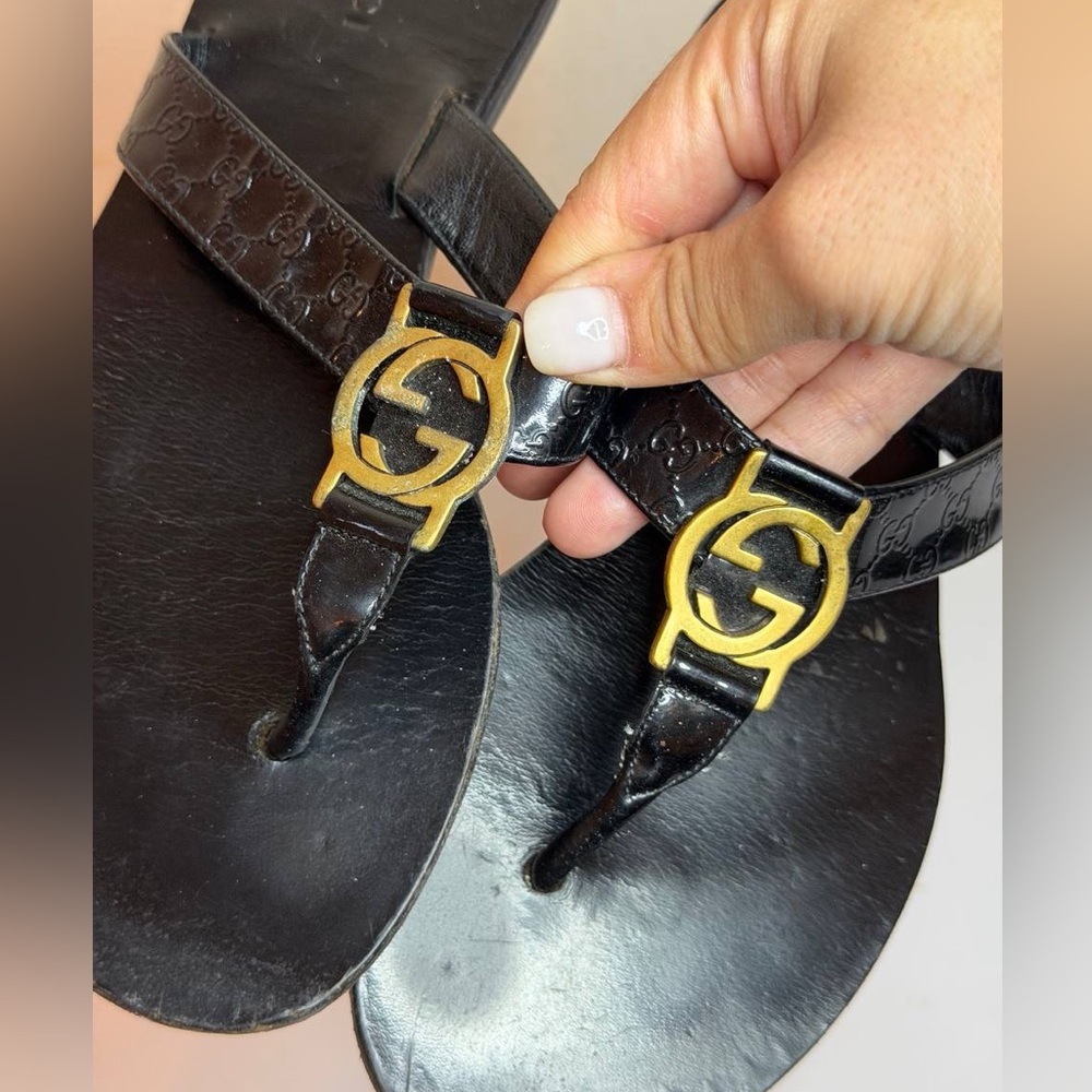Gucci Women's Flat Thong Sandals Black Patent Leather Gold GG Logo Size 35 - Picture 2 of 10